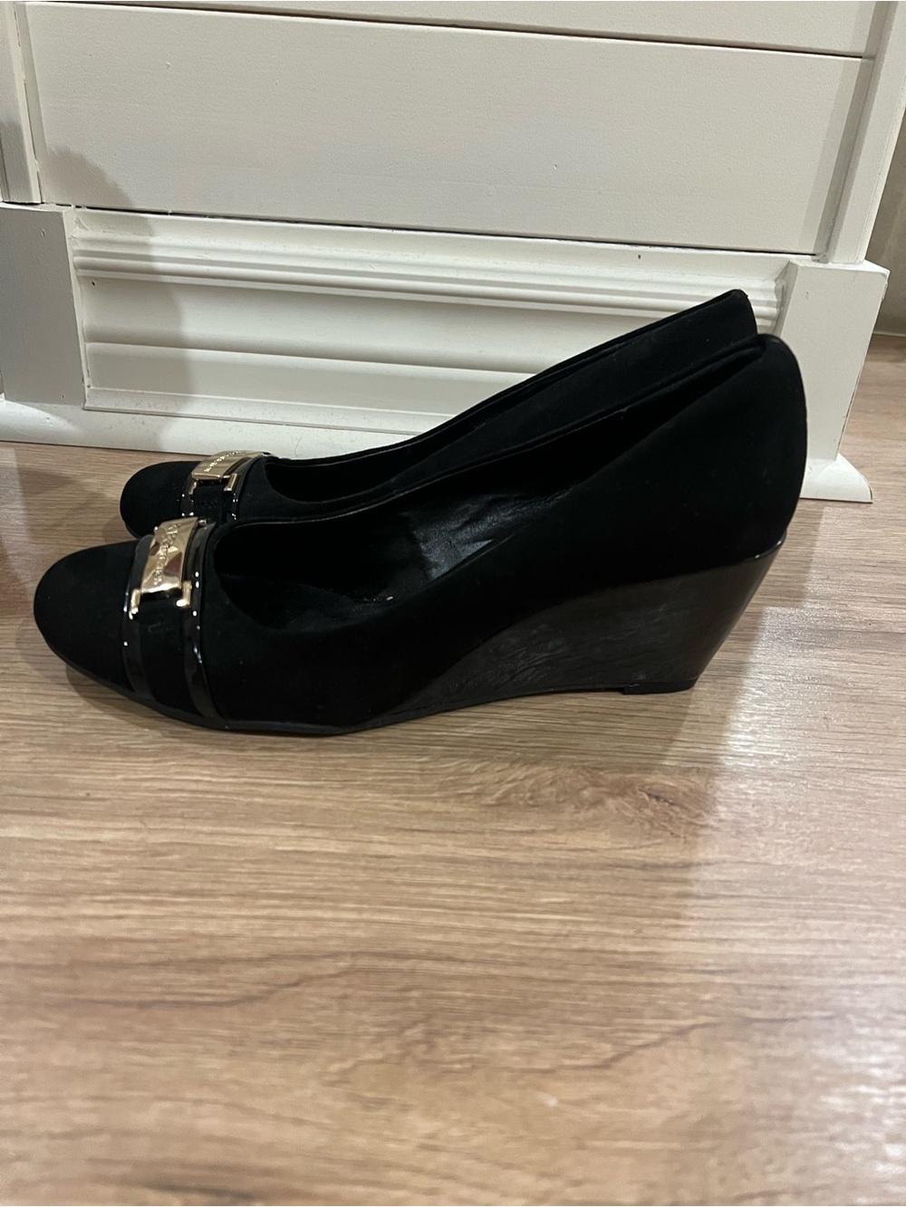 BCBGeneration Black Women's Wedge Heels with Gold Accent size 9 NWT - Picture 4 of 6